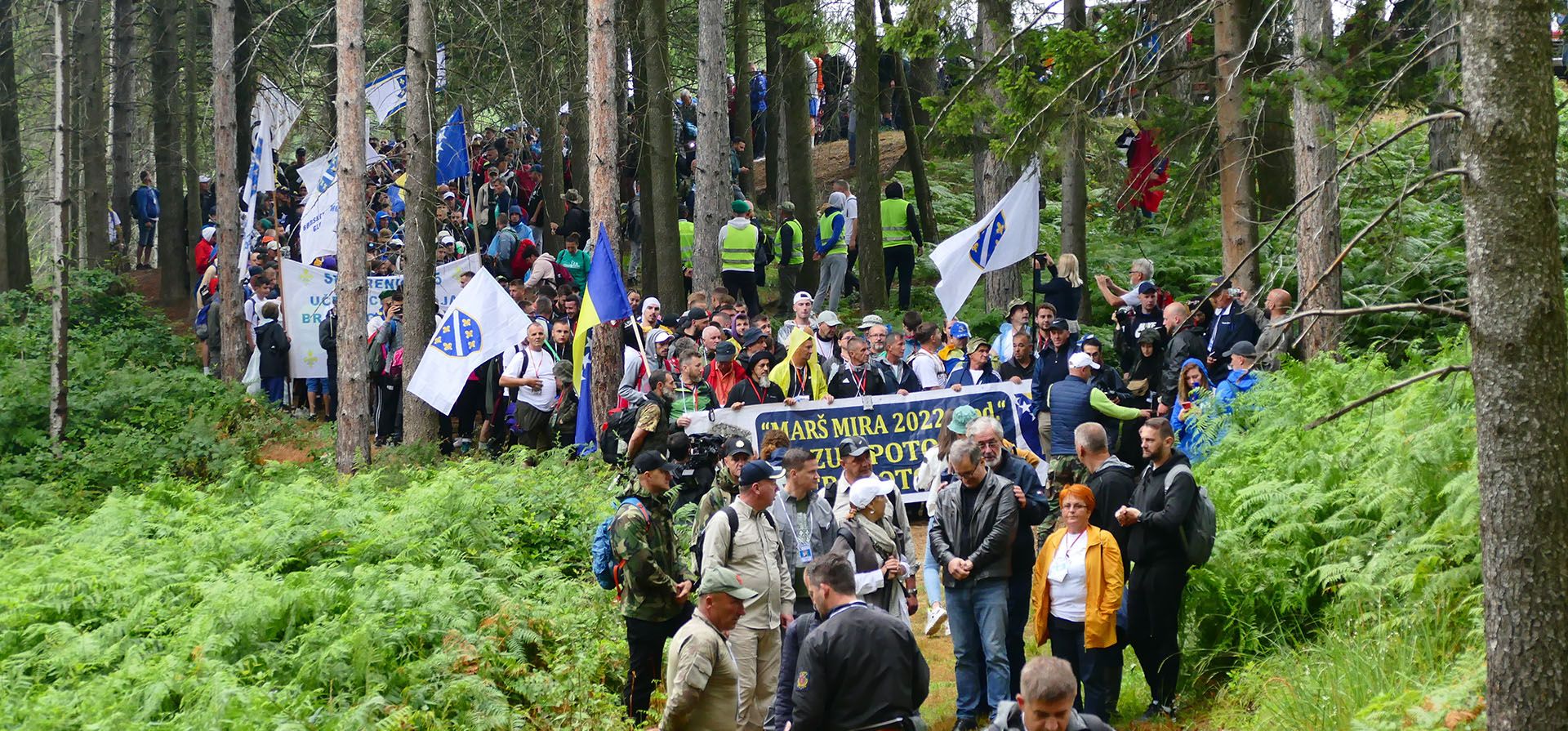 La gente marcha para recordar la masacre de Srebrenica de 1995, en Nezuk, en el este de Bosnia, el viernes 8 de julio de 2022. Miles de personas se unieron a una marcha por la paz el viernes a través de los bosques en el este de Bosnia en memoria de la masacre de Srebrenica de 1995, el único genocidio reconocido en Europa desde la Guerra Mundial II.