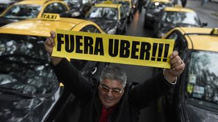 Los taxistas realizaron numerosas marchas para exigir más controles del municipio para impedir el trabajo con Uber.&nbsp;