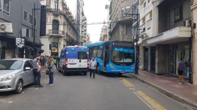 El micro de la línea 106 venía circulando por Santa Fe y cuando dobló por Corrientes atropelló a la mujer.&nbsp;