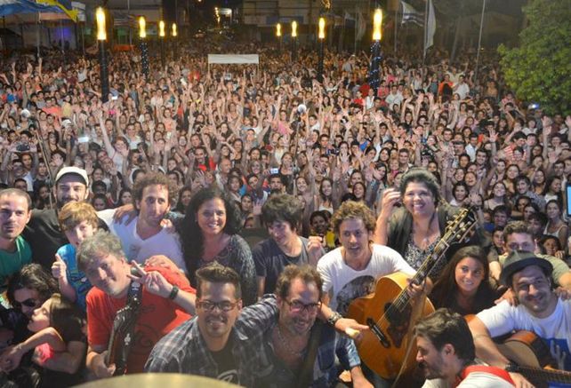 Coti ofreció un recital a beneficio de los inundados en Concordia