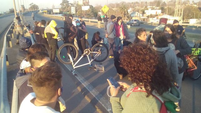 Manifestantes cortaron el puente Rosario-Victoria por los incendios en las islas