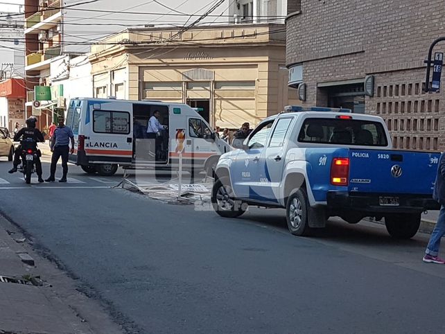 Un colectivero recibió un fierrazo en la cabeza cuando trabajaba en pleno centro santafesino