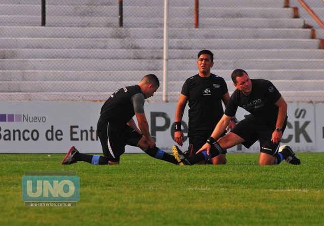 La terna. El árbitro principal fue Rubén Nadalín y estuvo acompañado por Daniel Zamora y Maximiliano Durán.  Foto UNO/Juan Manuel Hernández