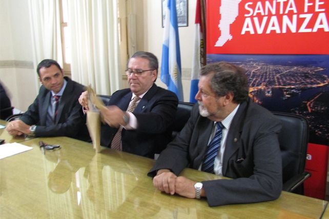 El ministro Ciancio durante la apertura de sobres con las ofertas económicas.