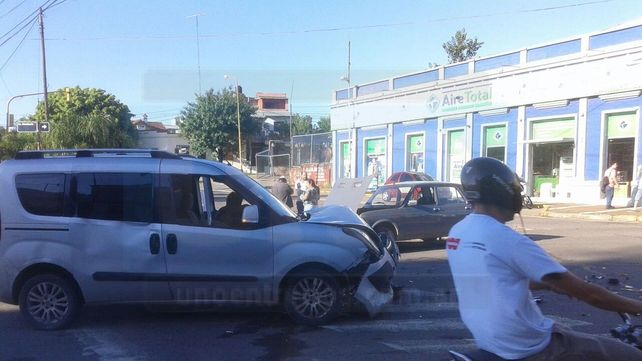 Un mujer fue hospitalizada tras chocar dos vehículos en Paraná