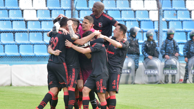 Los futbolistas rojinegros celebran la victoria de 2018 frente a Atlético Tucumán en cancha de Temperley.&nbsp;