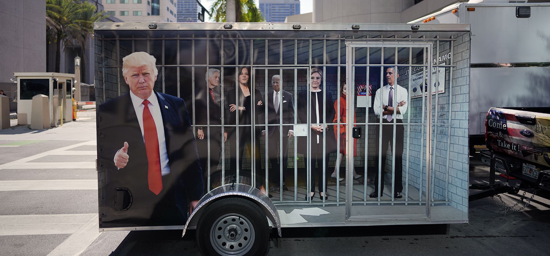 Vista fuera del Palacio de Justicia de los Estados Unidos Wilkie D. Ferguson Jr., el martes 13 de junio de 2023, en Miami. Trump comparecerá hoy ante un tribunal federal por docenas de cargos por delitos graves que lo acusan de acaparamiento ilegal de documentos clasificados y de frustrar los esfuerzos del Departamento de Justicia para recuperar los registros. (Foto AP/Rebecca Blackwell) Vista fuera del Palacio de Justicia de los Estados Unidos Wilkie D. Ferguson Jr., el martes 13 de junio de 2023, en Miami. Trump comparecerá hoy ante un tribunal federal por docenas de cargos por delitos graves que lo acusan de acaparamiento ilegal de documentos clasificados y de frustrar los esfuerzos del Departamento de Justicia para recuperar los registros. (Foto AP/Rebecca Blackwell)