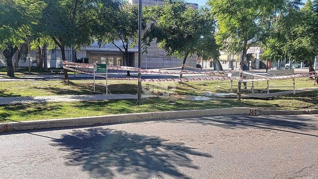 Se agravó el socavón de Urquiza y Bulevar y tuvieron que vallar la zona