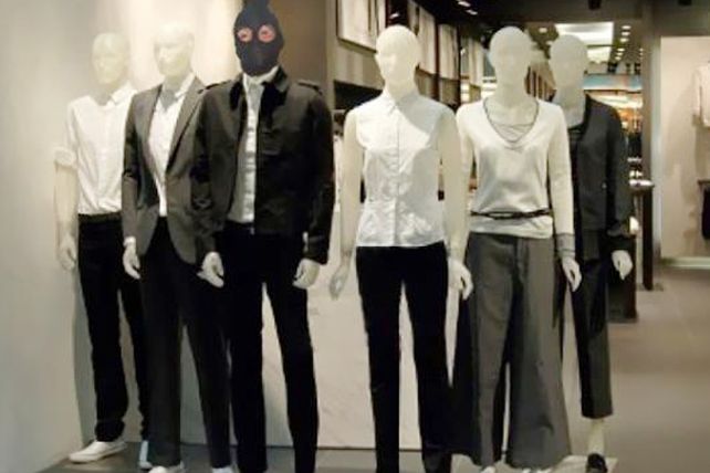 Ladrón finge ser maniquí para evitar ser arrestado