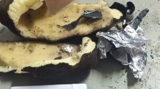 El teléfono celular estaba oculto dentro de una papa.&nbsp;