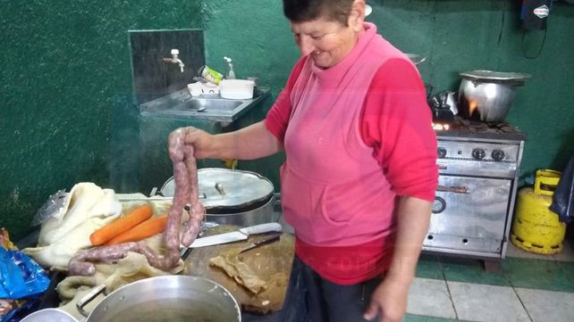VIDEO: En barrio Güiraldes hicieron chocolatada para los chicos y buseca para las familias