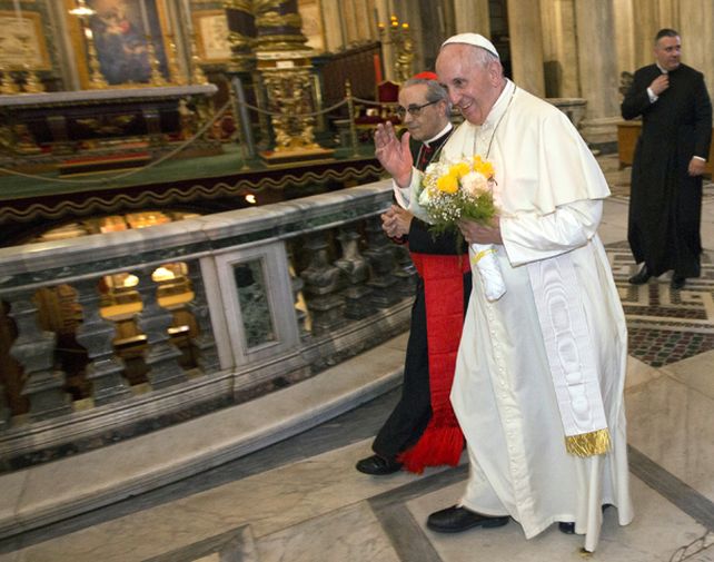 El Papa saluda a los fieles que se congregaron para verlo en la basílica romana Santa María ayer a la mañana.