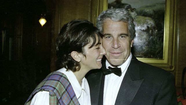 Epstein y Maxwell fueron ambos declarados culpables por delitos de abusos sexuales y tráfico de personas.