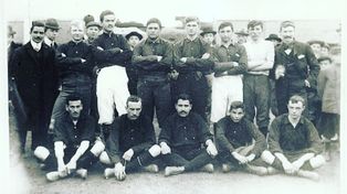 Hist&oacute;rico. Equipo leproso de 1905. Diez de esos 11 jugaron el primer cl&aacute;sico. El 11 del 1-0 : Jos&eacute; Caloso; Jos&eacute; Hiriart y Deolindo Barcelone; Wallace Wheeler, Agapito Balbiani y Guillermo Renny (en su lugar aparece Antonio Fradua); V&iacute;ctor Heitz, Guillermo Moore, Faustino Gonz&aacute;lez, Jos&eacute; Viale y Pats Lions.