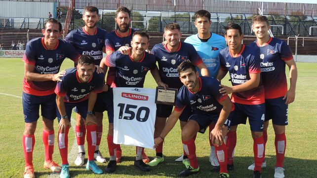 Felices. El plantel volvió a sonreír ante Real Pilar y festejó los 150 partidos de Lucas Bracco con la camiseta del charrúa.&nbsp; &nbsp;