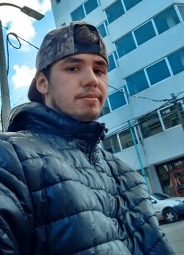atroz. El adolescente muerto.