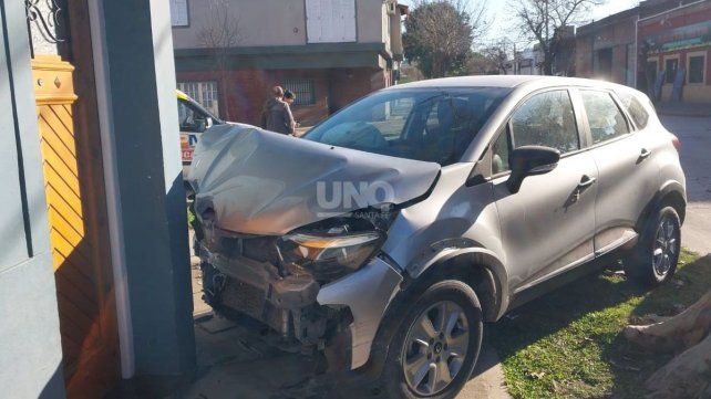 Violento choque entre un auto y una unidad de rescate en barrio Sur Violento choque entre un auto y una unidad de rescate en barrio Sur