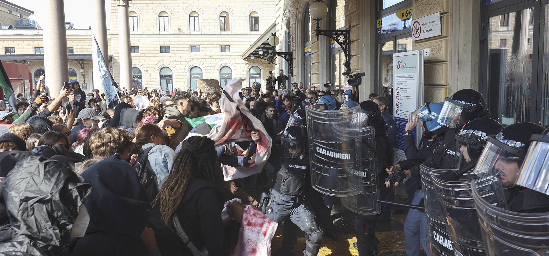 Estudiantes se enfrentan a policías antidisturbios durante una marcha en apoyo a Gaza frente a la estación central de trenes de Bolonia, Italia, el jueves 2 de octubre de 2025. (Guido Calamosca/LaPresse vía AP)