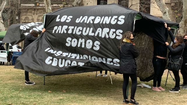 La carpa negra que las maestras jardineras montaron en plaza San Martín.&nbsp;
