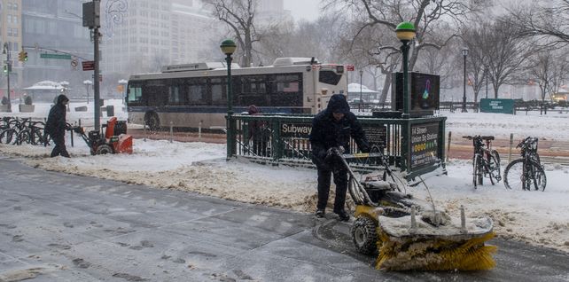 Trabajadores limpian las aceras cerca de Union Square durante la tormenta de nieve en Nueva York.