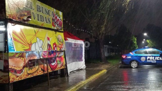 El lugar en dónde fue asesinado el joven mientras atendía el carribar 