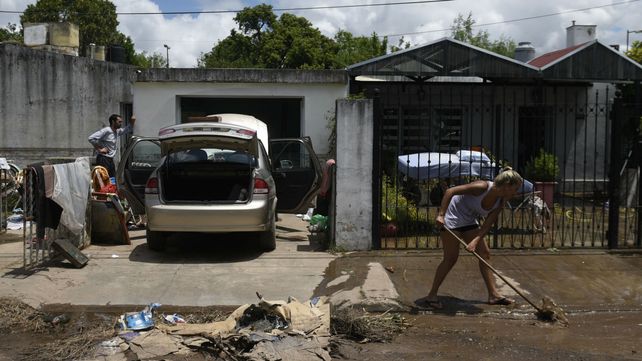 Triste. Los vecinos trabajaban ayer arduamente para recuperar sus viviendas del daño que causó el agua.