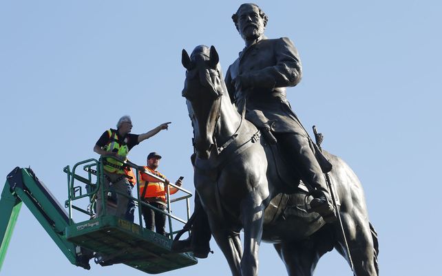 Un equipo del Departamento de Servicios Generales de Virginia inspecciona la estatua del general confederado Robert E. Lee en Monument Avenue en Richmond