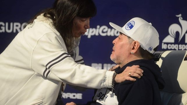La hermana de Cristina dio la nota en la presentación de Maradona