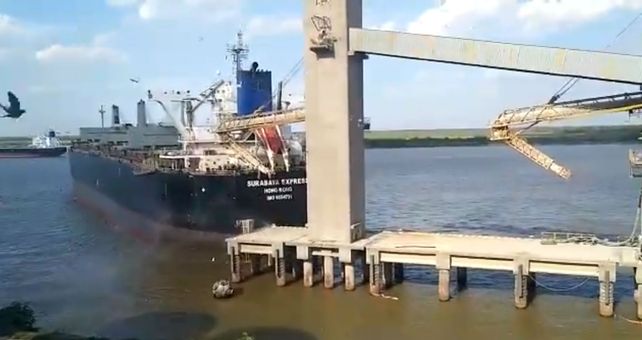 Video: impactante choque de un barco contra un muelle en San Lorenzo