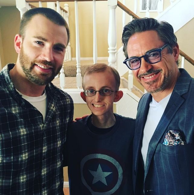 Las estrellas de Los Vengadores le dieron una sorpresa a un fan que lucha contra la leucemia.