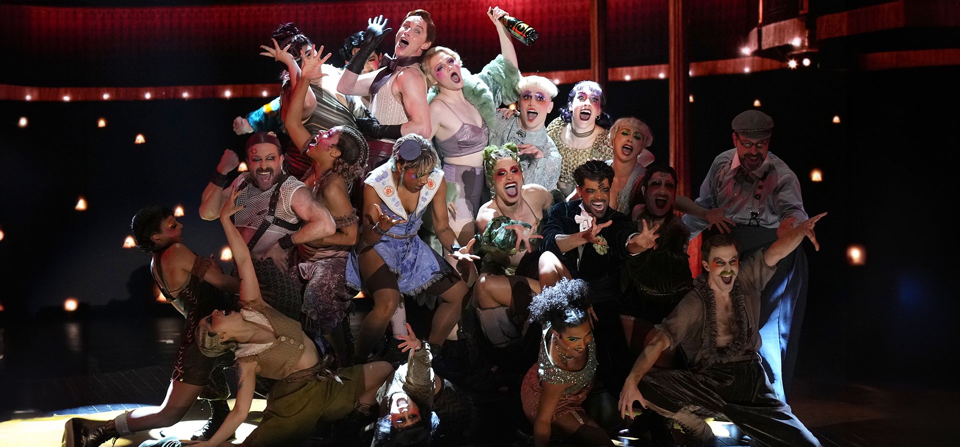 Eddie Redmayne, centro izquierda, Gayle Rankin, centro derecha, y la compañía de Eddie Redmayne, centro izquierda, Gayle Rankin, centro derecha, y la compañía de