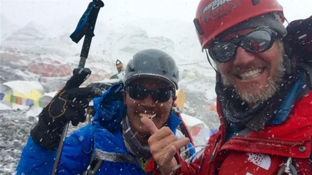 Nieve y viento. Arana (a la derecha) sonriente y junto a un otro integrante de la expedición argentina.