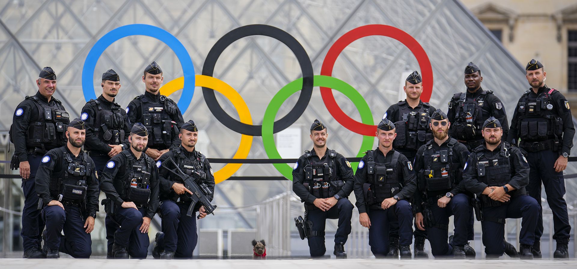 La policía francesa posa para una foto grupal afuera del Louvre en París, Francia, durante la ceremonia de apertura de los Juegos Olímpicos de Verano de 2024, el viernes 26 de julio de 2024. (Foto AP/Ebrahim Noroozi) La policía francesa posa para una foto grupal afuera del Louvre en París, Francia, durante la ceremonia de apertura de los Juegos Olímpicos de Verano de 2024, el viernes 26 de julio de 2024. (Foto AP/Ebrahim Noroozi)
