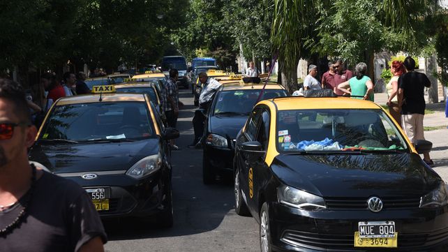 Cientos de taxistas acompañaron los restos del taxista Gerónimo Escobar el día de su sepelio.