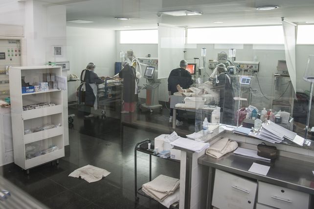 Area crítica. Los pacientes que ingresan a terapia intensiva permanecen entre 20 a 30 días en este sector donde muchos de ellos deben ser intubados.
