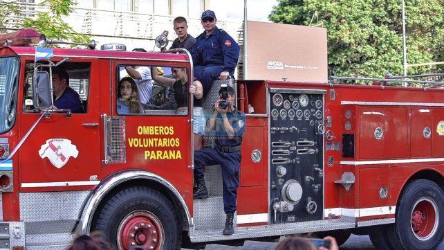 La comunidad saludó a los Bomberos Voluntarios en su día