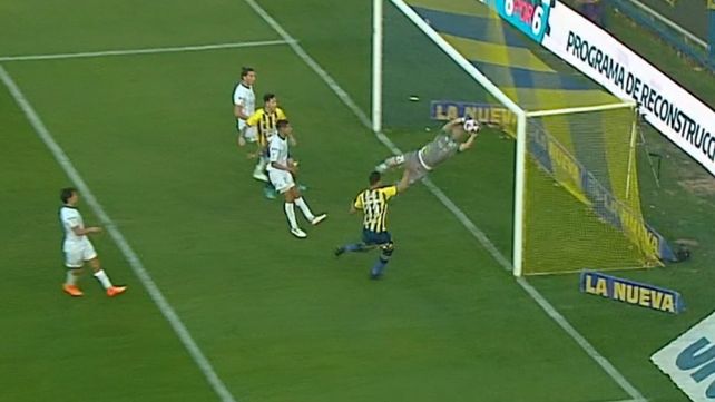 Increíble. Cambeses le saca el gol a Báez. Central chocó contra el arquero de Banfield.