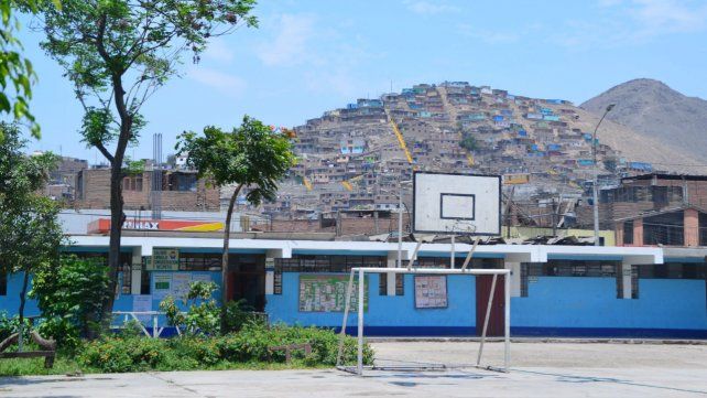 Patio de un colegio de las afueras de Lima, Perú.