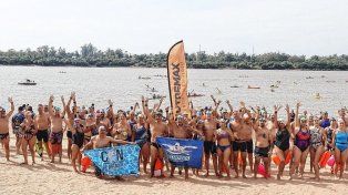 Gran marco de nadadores desafió las aguas del río Uruguay durante el pasado sábado.