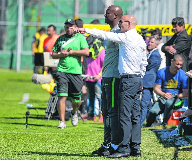 Hacia allá. Montero parece indicarle a su ayudante