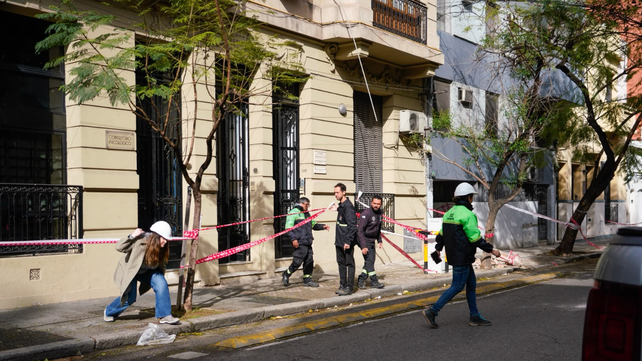 Personal de Defensa Civil inspeccionó el edificio tras la caída de un pedazo de mampostería