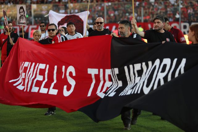 El homenaje de Newells a 50 años del golpe: Nunca Más en la camiseta y placa en el Parque