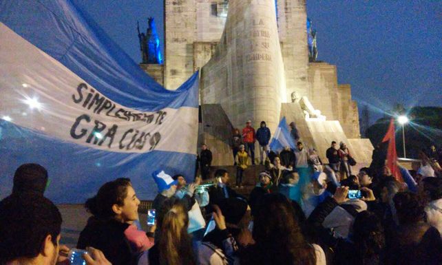 El Monumento recibió hinchas que pidieron por Leo Messi.