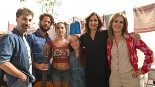 La Pilarcita”, en Teatro: De derecha a izquierda: María Marull, Julia Catalá, Pilar Boyle, Mercedes Moltedo,&nbsp;Francisco Ruiz Barlett y Franco Verdoia.