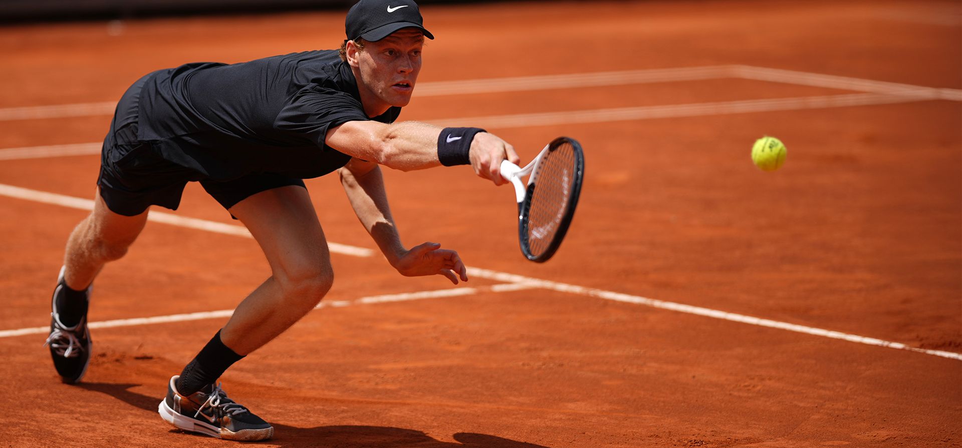 El italiano Jannik Sinner devuelve la pelota a Andrey Rublev durante su partido en el torneo de tenis Abierto de Italia en Roma, el jueves 14 de mayo de 2026. (Foto AP/Andrew Medichini) El italiano Jannik Sinner devuelve la pelota a Andrey Rublev durante su partido en el torneo de tenis Abierto de Italia en Roma, el jueves 14 de mayo de 2026. (Foto AP/Andrew Medichini)
