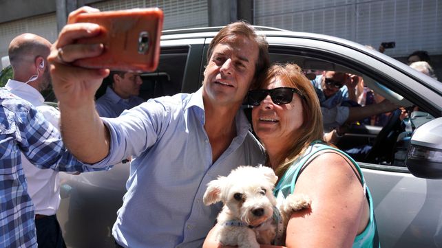 ¿Ganó? El joven candidato Lacalle Pou parecía conquistar la presidencia