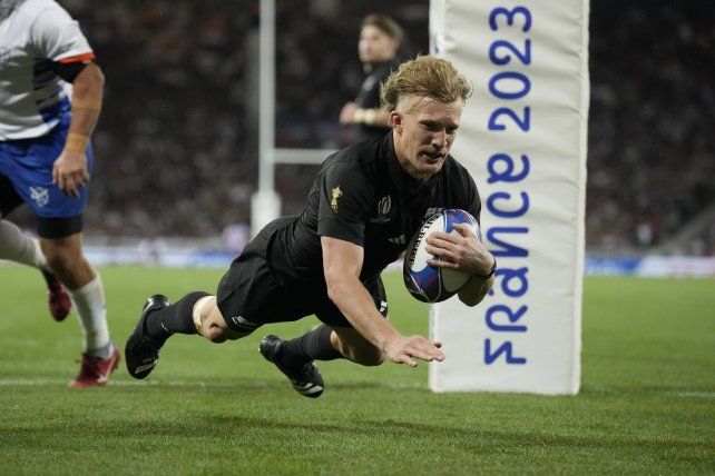 El apertura neozelandés Damian McKenzie fue una pieza clave en el triunfo de los All Blacks. Jugó e hizo jugar y llegó dos veces al try.