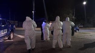 Personal de la Agencia de Investigación Criminal en Oroño y Lamadrid, donde se produjo un otro crimen en Rosario.&nbsp;