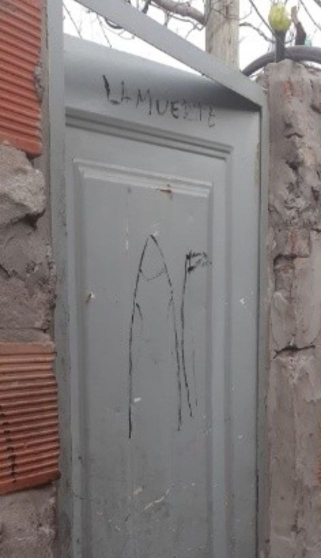 La muerte y el dibujo de una bala en la puerta de la tapera.