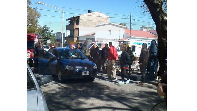 Socorrieron a una mujer atrapada en el interior de un vehículo